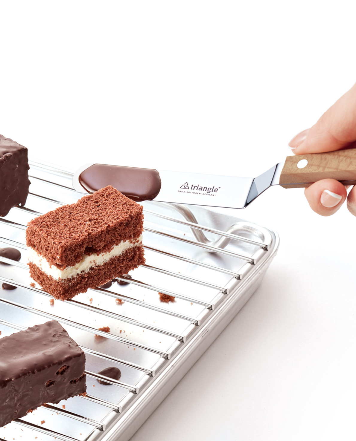 31 523 09 00_3252309_v02_web.jpg Confiseriepalette gewinkelt, Kirschbaum 9cm (ehem. 32 523 09 00)