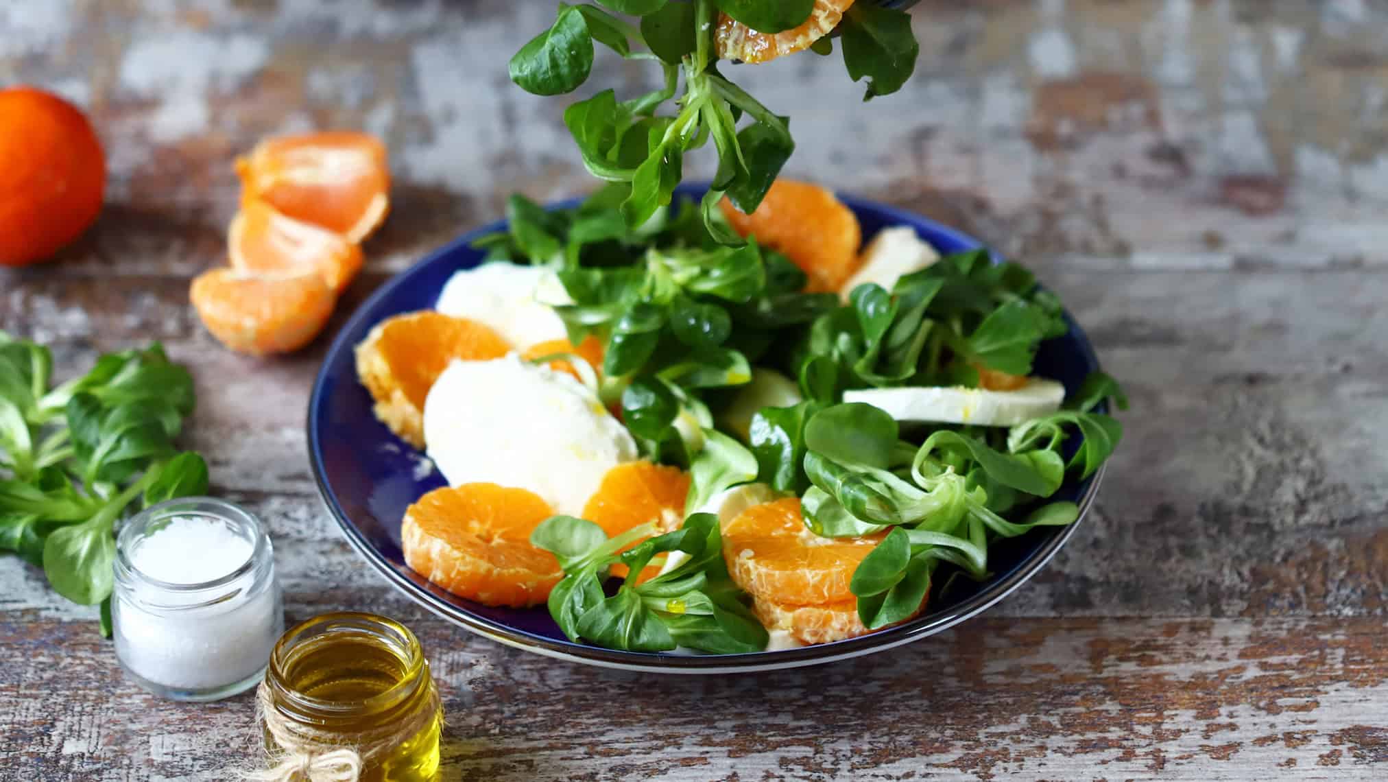 lamb's lettuce with oranges and mozzarella di bufala