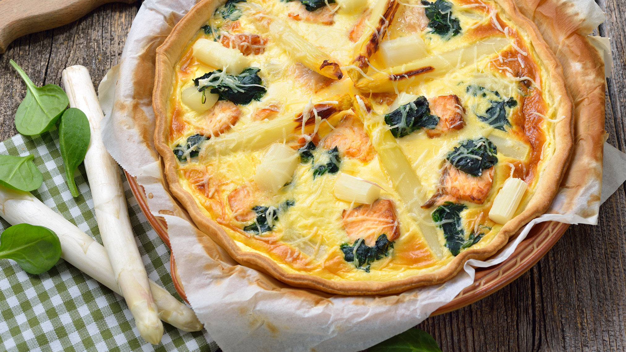 Spargel Quiche mit Lachs und Spinat