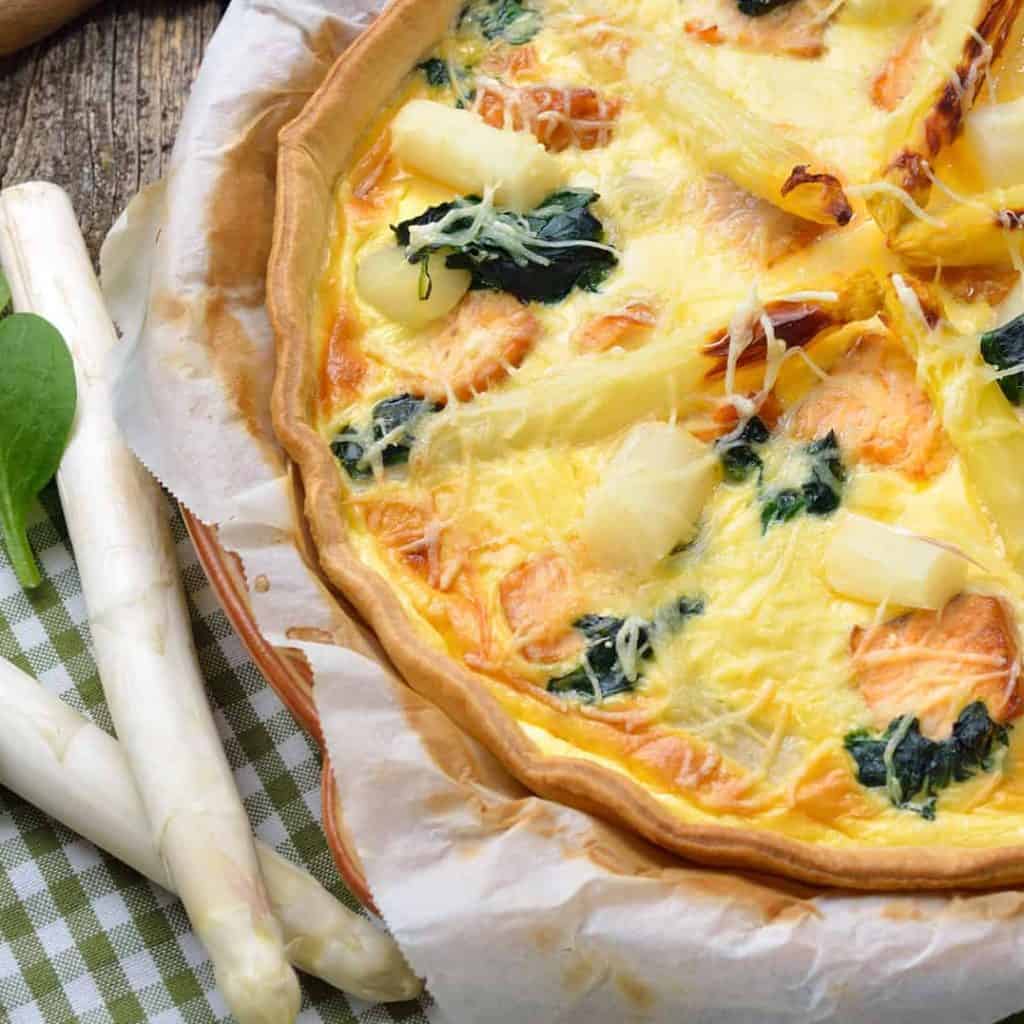 Spargel Quiche mit Lachs und Spinat - Rezept mit Aromakick