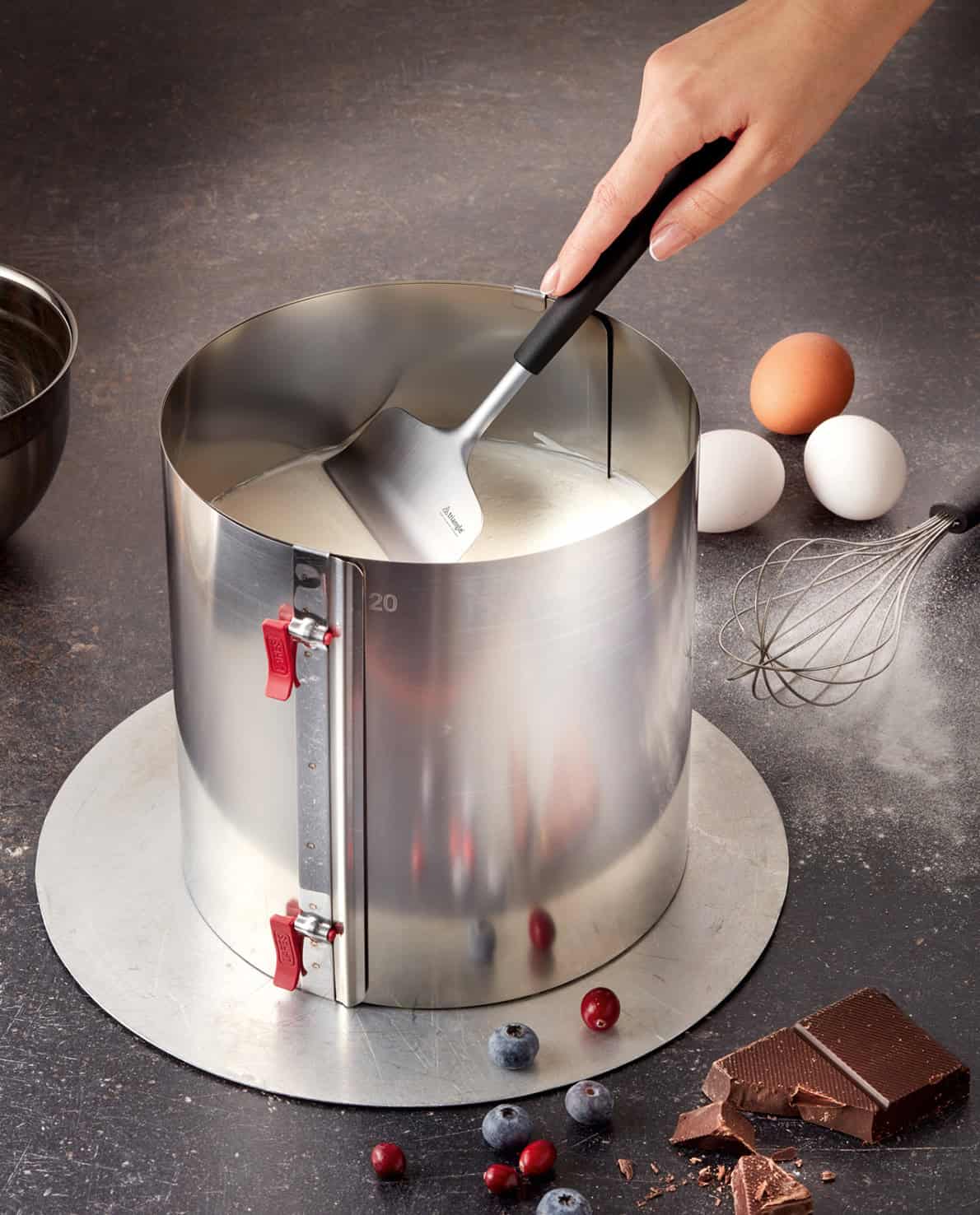 Cream spreader - Perfectly smooth surfaces even in large cake