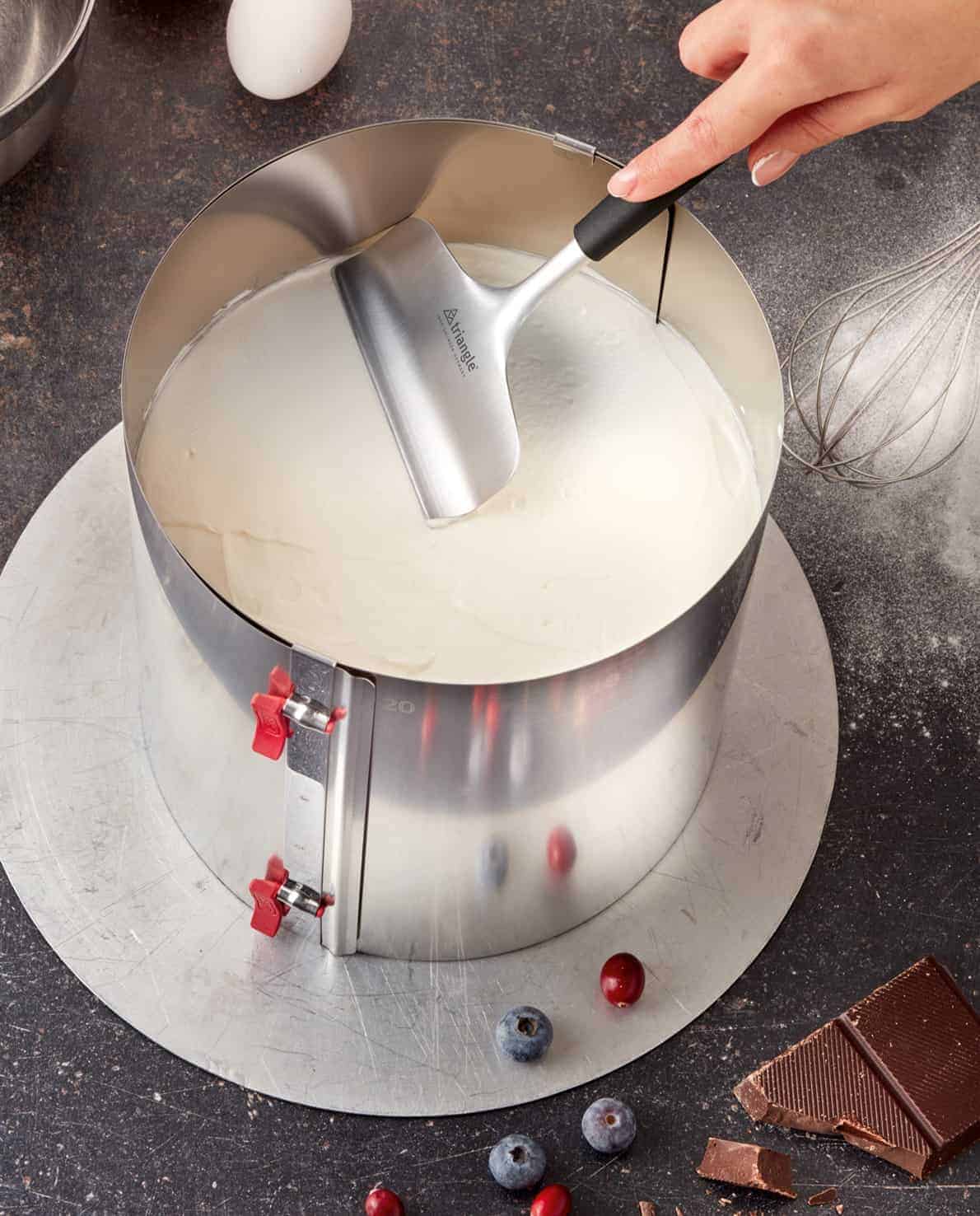 Cream spreader - Perfectly smooth surfaces even in large cake rings -  triangle